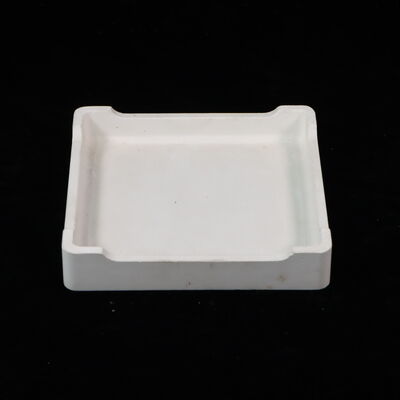 Gładka powierzchnia tygla ogniotrwałego zapewniająca długotrwałą trwałość, odpowiednia do topienia szkła i wypalania ceramiki.