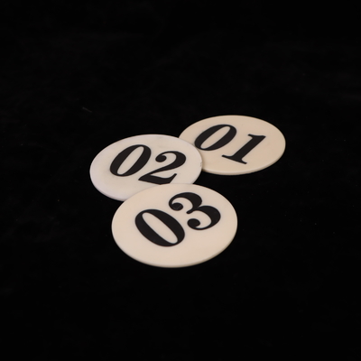 9 Twardota Mohsa Ceramika z tlenkiem aluminium o wytrzymałości dielektrycznej 18-20 KV/mm i stosunku Poissona 0.25
