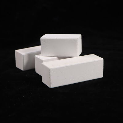 Wytrzymałość na kruszenie na zimno większa niż 90MPA Piece z koryndomu mullitu o gęstości 2,8 gcm3, przeznaczone do zastosowań w systemach pieców przemysłowych