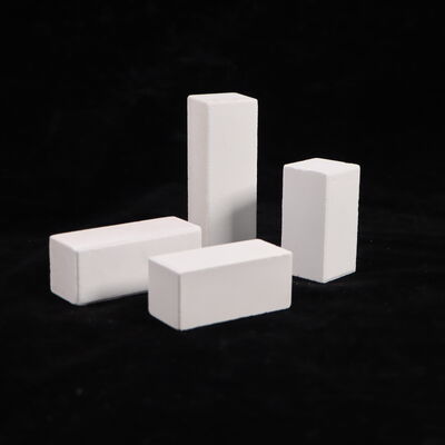 Wytrzymałość na kruszenie na zimno większa niż 90MPA Piece z koryndomu mullitu o gęstości 2,8 gcm3, przeznaczone do zastosowań w systemach pieców przemysłowych