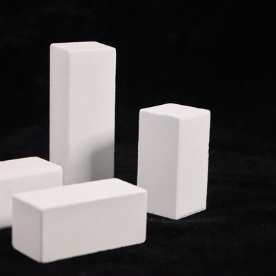 Wytrzymałość na kruszenie na zimno większa niż 90MPA Piece z koryndomu mullitu o gęstości 2,8 gcm3, przeznaczone do zastosowań w systemach pieców przemysłowych