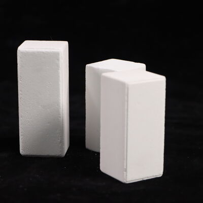 Wytrzymałość na kruszenie na zimno większa niż 90MPA Piece z koryndomu mullitu o gęstości 2,8 gcm3, przeznaczone do zastosowań w systemach pieców przemysłowych