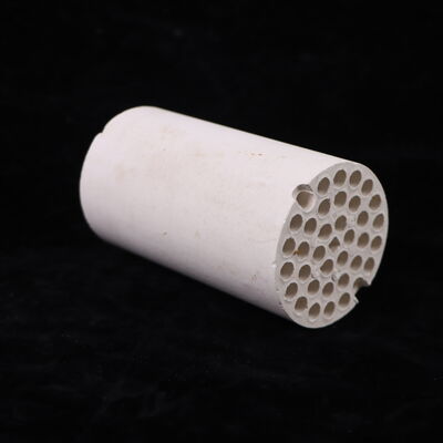 Gęstość 3,75 do 3,9 g na centymetr sześcienny Utlenek glinu Ceramiczna wytrzymałość kompresyjna ponad 3000 MPa Wzmocnienie zgięcia 200 do 400 MPa