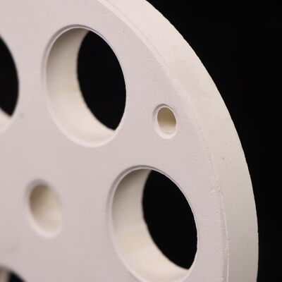 Zazwyczaj mniej niż 15 procent porowatości, wysokotemperaturowa ceramika mullitowa przeznaczona do zarządzania ciepłem i długotrwałej niezawodności