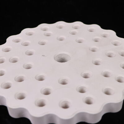 Przewodność cieplna 3,5 do 4,5 watów na metr Kelvin Mullite ceramika o współczynniku rozszerzenia cieplnego 4,5 do 5,5 razy 10 do minus 6 na Kelvin i porowatość poniżej 15 procent