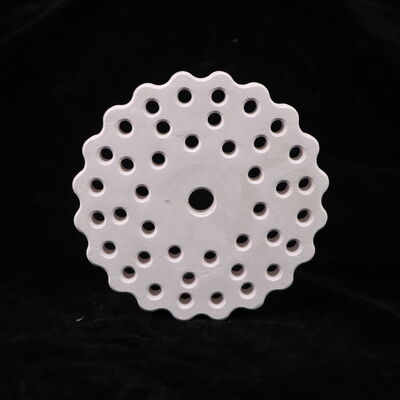 Przewodność cieplna 3,5 do 4,5 watów na metr Kelvin Mullite ceramika o współczynniku rozszerzenia cieplnego 4,5 do 5,5 razy 10 do minus 6 na Kelvin i porowatość poniżej 15 procent