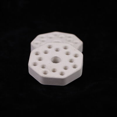 Odporność na szok termiczny 250 ceramika muliitowa o współczynniku rozszerzalności cieplnej 4,5 do 5,5 × 10⁻⁶ na Kelwin i twardości 7 do 8 w skali Mohsa, stosowana w systemach ochrony termicznej