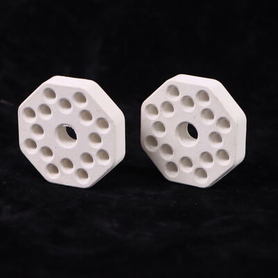 Odporność na szok termiczny 250 ceramika muliitowa o współczynniku rozszerzalności cieplnej 4,5 do 5,5 × 10⁻⁶ na Kelwin i twardości 7 do 8 w skali Mohsa, stosowana w systemach ochrony termicznej