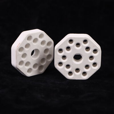 Odporność na szok termiczny 250 ceramika muliitowa o współczynniku rozszerzalności cieplnej 4,5 do 5,5 × 10⁻⁶ na Kelwin i twardości 7 do 8 w skali Mohsa, stosowana w systemach ochrony termicznej