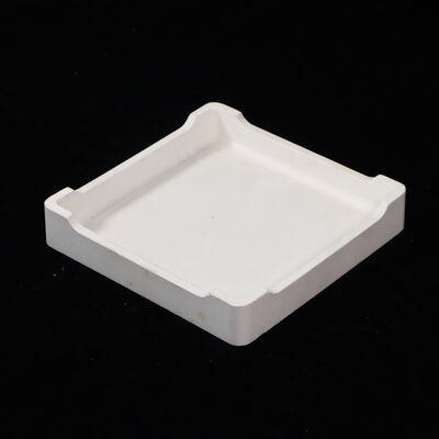 Gładka powierzchnia tygla ogniotrwałego zapewniająca długotrwałą trwałość, odpowiednia do topienia szkła i wypalania ceramiki.