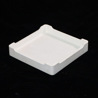 Gładka powierzchnia tygla ogniotrwałego zapewniająca długotrwałą trwałość, odpowiednia do topienia szkła i wypalania ceramiki.