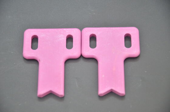 Twardość 9 w skali Mohsa, tlenek glinu ceramiczny zapewniający odporność izolacyjną przekraczającą 1012 Ohm cm i wytrzymałość na ściskanie powyżej 3000 MPa dla instrumentów precyzyjnych