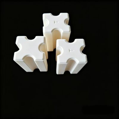 Gęstość 3,75-3,9 gcm3 Ceramika z tlenkiem aluminium z modułem Youngs 200-400 GPa Wytrzymałość na ściskanie powyżej 3000 MPa do zastosowań przemysłowych ciężkich