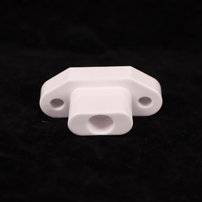 Biały tlenek glinu ceramiczny o wysokiej wytrzymałości dielektrycznej 18-20 kV/mm i module Younga 200-400 GPa