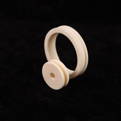 Wytrzymałość na ściskanie 3000 MPa Ceramika tlenku glinu dla wysokiej stałej dielektrycznej 9.6 Twardość 9 Mohsa