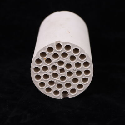 Gęstość 3,75 do 3,9 g na centymetr sześcienny Utlenek glinu Ceramiczna wytrzymałość kompresyjna ponad 3000 MPa Wzmocnienie zgięcia 200 do 400 MPa