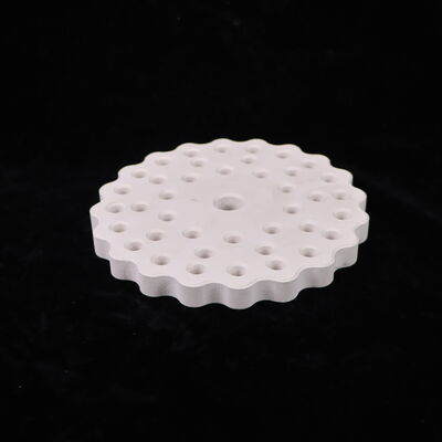 Przewodność cieplna 3,5 do 4,5 watów na metr Kelvin Mullite ceramika o współczynniku rozszerzenia cieplnego 4,5 do 5,5 razy 10 do minus 6 na Kelvin i porowatość poniżej 15 procent